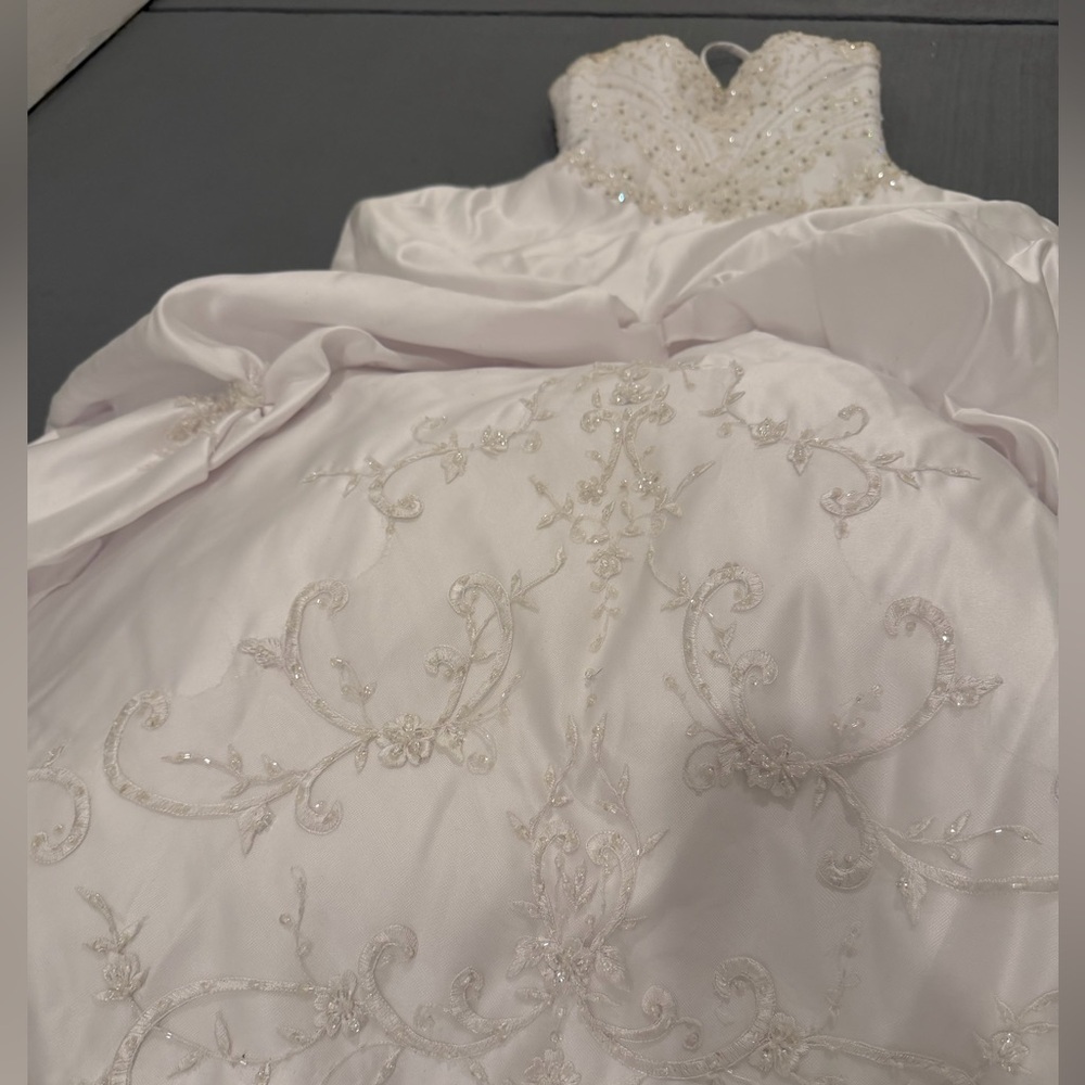 Maggie Sottero V7018SM Beaded Ball Gown Wedding Dress Size 6 Ivory - Picture 4 of 15